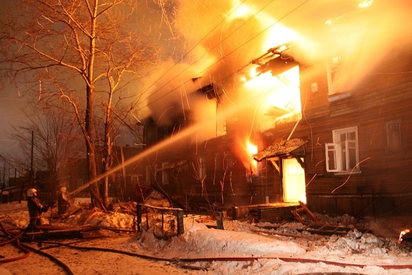 Женщина погибла при пожаре в жилом доме в Архангельске